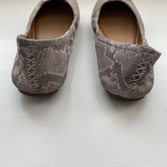 Lucky Brand Emmie Flat in Grout - Picture 6 of 9